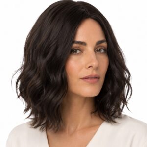 peluca oncologica de pelo sintetico y ondulada. siempre peinada, modelo Carmen