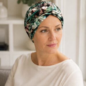 mujer-panuelo-oncologico-puerto-rico Mujer con pañuelo oncológico estampado Puerto Rico junto a una ventana