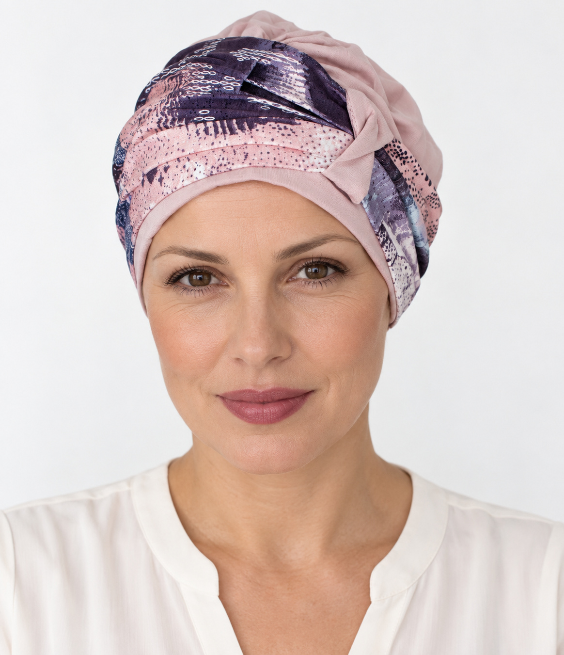 Vista frontal del pañuelo de bambú Dinamarca en rosa empolvado con banda estampada y detalle lateral