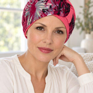 panuelo-frambuesa-lifestyle Mujer con pañuelo Holanda rosa frambuesa y blusa marfil junto a una ventana