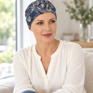 panuelo-paisley-azul-lifestyle Mujer con pañuelo Ankara de estampado azul junto a una ventana